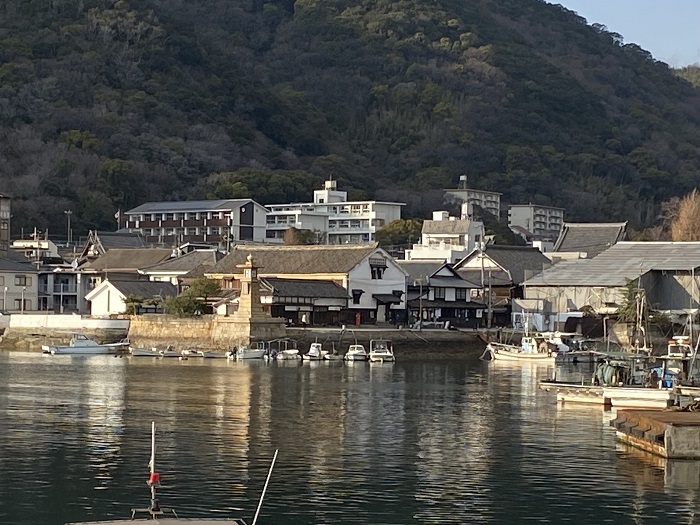 海側から見る常夜燈と周辺の建物