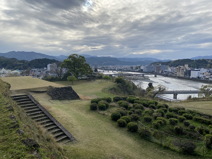 人吉城の広い城内と外に川が流れる風景