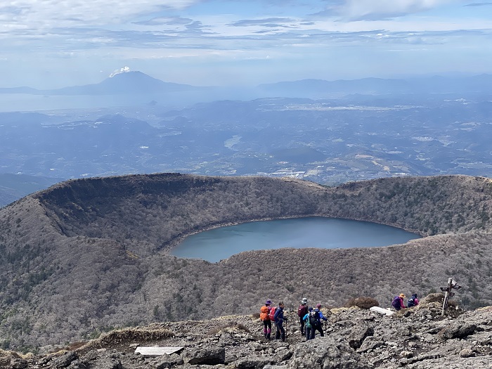 韓国岳山頂より大浪池をのぞむ