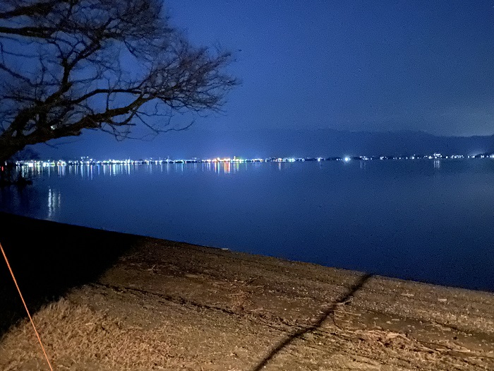 琵琶湖湖畔から見た夜景