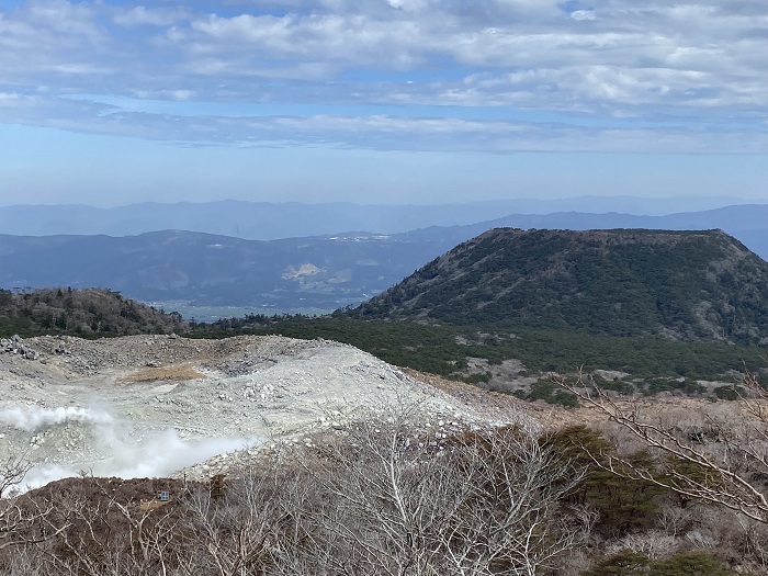 左に蒸気が見える硫黄山火山口展望所からの眺望