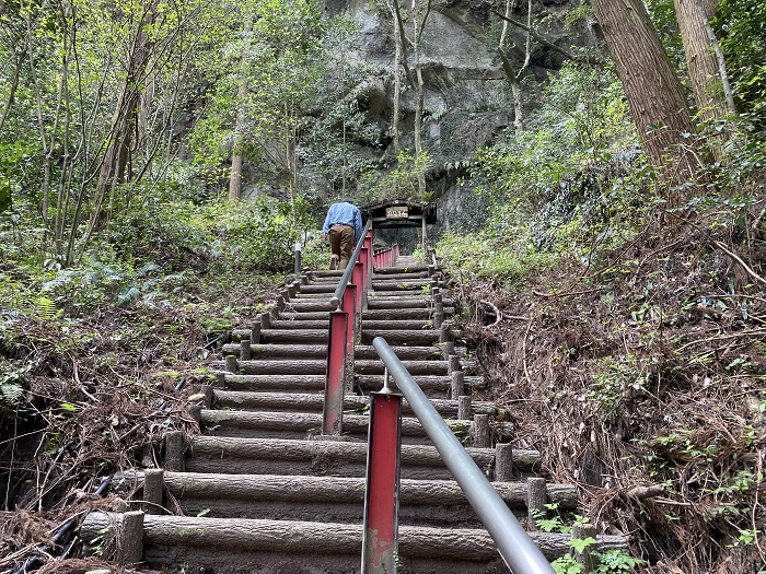 熊襲の穴までの急な階段