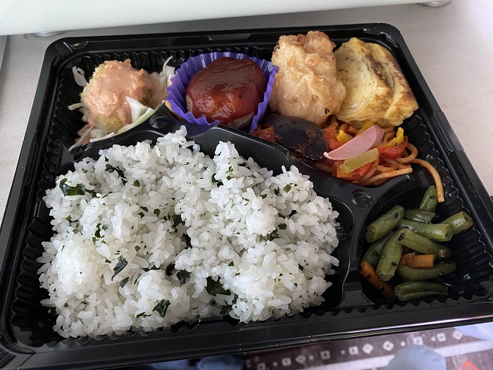 日当山無垢食堂のお弁当
わかめご飯、卵焼き、ミニハンバーグ、唐揚げ、いんげんごまあえ、スパゲッティ、ブロッコリー