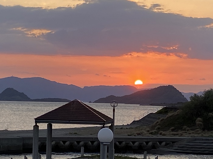 夕焼けと海が見える海岸