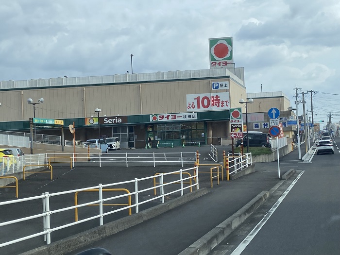 スーパータイヨー枕崎店の駐車場と入口