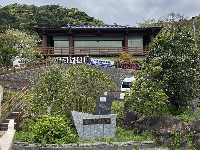 階段の上の鑑真記念館