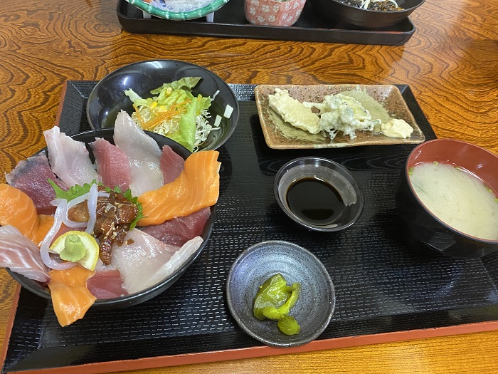 海鮮丼と天ぷらとサラダのついたランチ海鮮丼