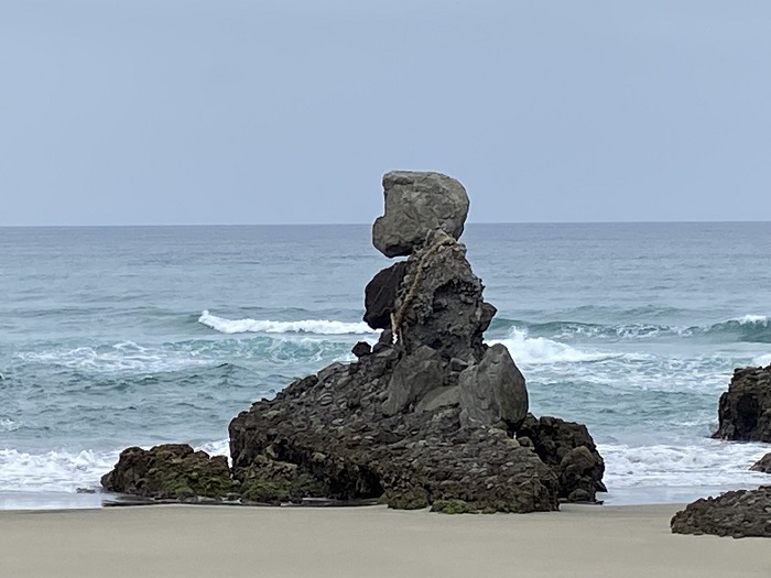 海の方を見ている人形岩