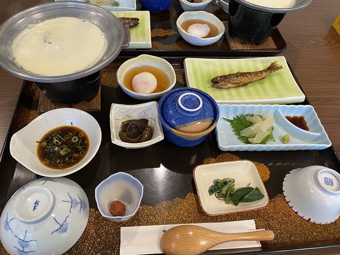 朝食の豆腐・温泉卵、アユの甘露煮、おかゆ。刺身こんにゃく等