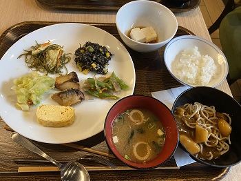 ご飯とお味噌汁とカレーそばに、京総菜の盛合せの朝食