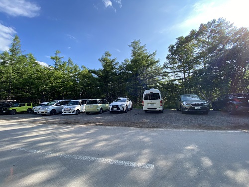 車が数台止まる蓼科山7合目登山口