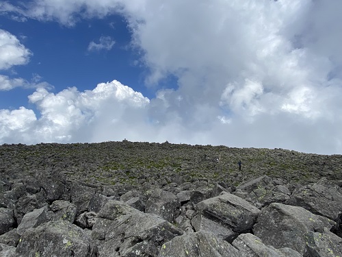 岩がゴロゴロしている蓼科山山頂