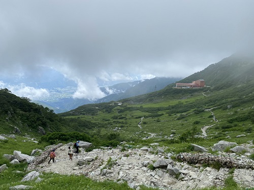 木曽駒ケ岳千畳敷カールの八丁坂から見下ろす登山道