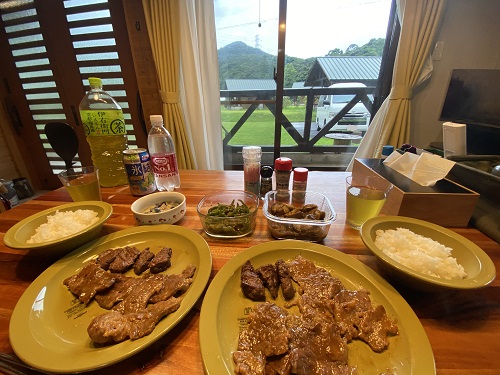 キャンピングコテージのステーキと焼き肉の晩御飯