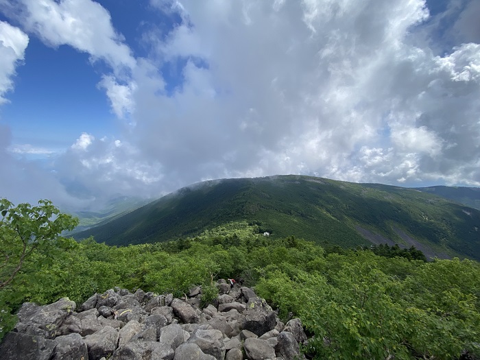 頂上まで15分の位置から下を見た山並み