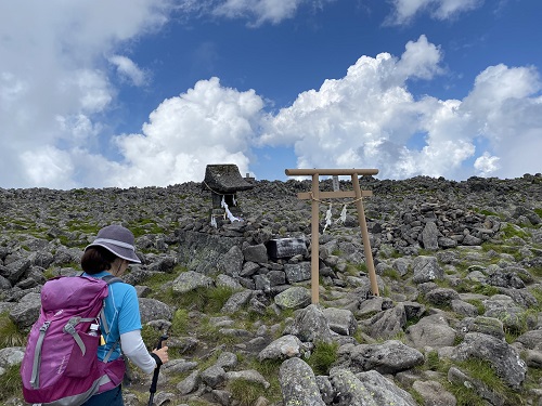 蓼科山山頂の神社