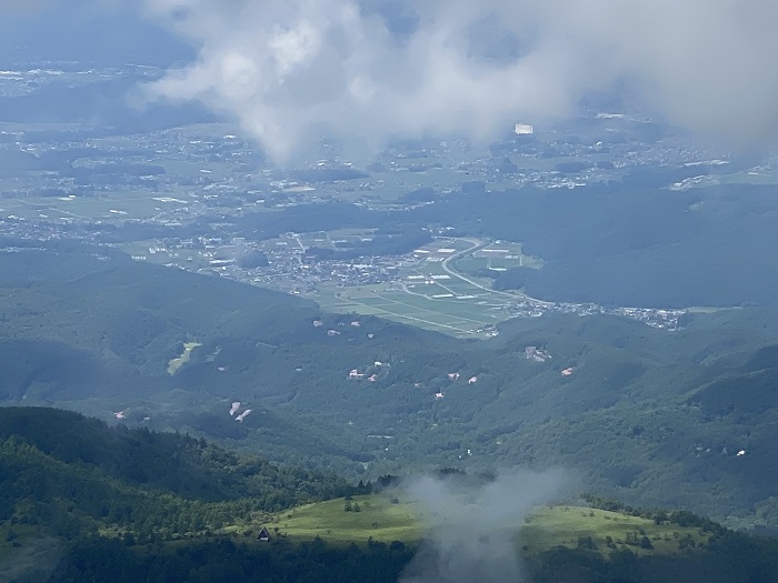 蓼科山山頂から見下ろす風景