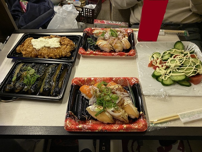 チキン南蛮と揚げナスとキュウリとトマトと寿司等の晩御飯