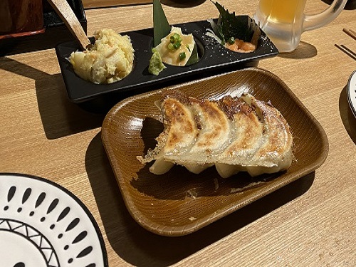 あご出汁餃子ゆでタンさんじの餃子と三種盛