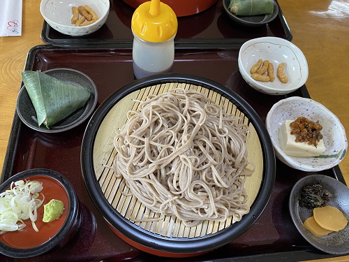 蕎麦と付け合わせののった日替わりコロッケセット