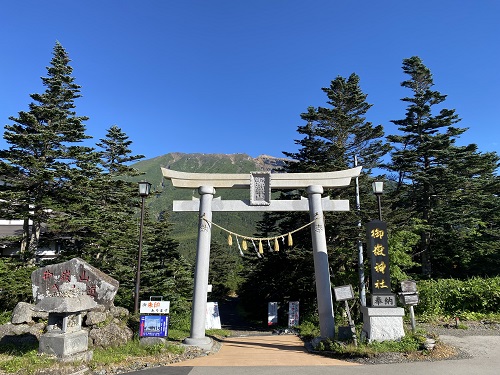 御嶽山の登山口に続く鳥居