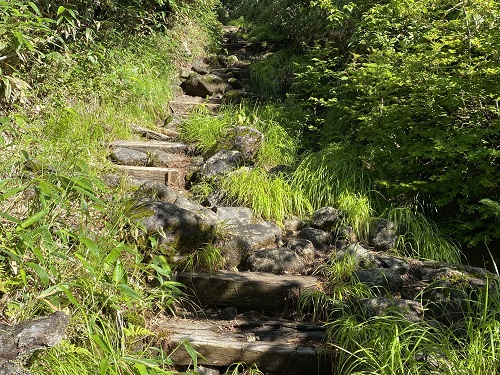 御嶽山の石の階段の登山道