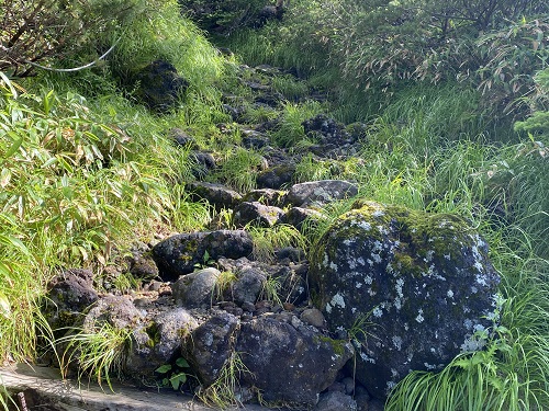 御嶽山の下山に続く石階段