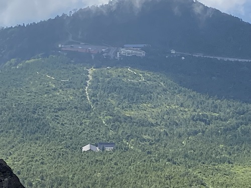 御嶽山の途中から見た田ノ原駐車場