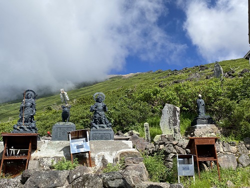 御嶽山の山岳信仰の像たち