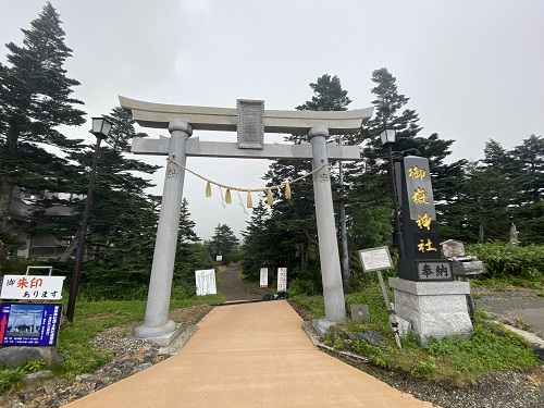 登山口御嶽神社の鳥居