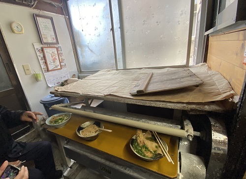 がもうの店内机とうどん