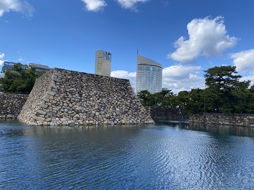 内濠から見た天守閣の石垣