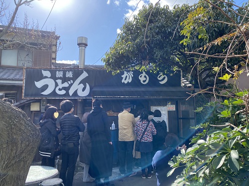 讃岐うどんがもうの店前と列