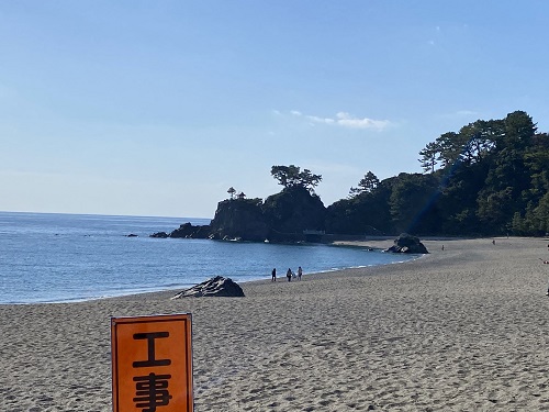 桂浜の海岸べり