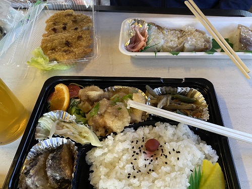 道の駅大月で買ったネイリの寿司と日替わり弁当