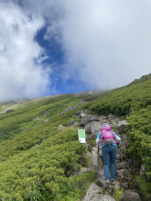 御嶽山の登山道を歩く女性