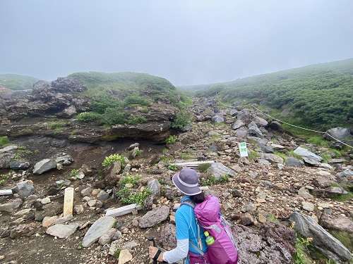 御嶽山の一口水に向かう登山者