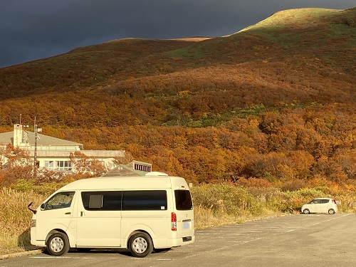 光がさすと紅葉が綺麗な鳥海山