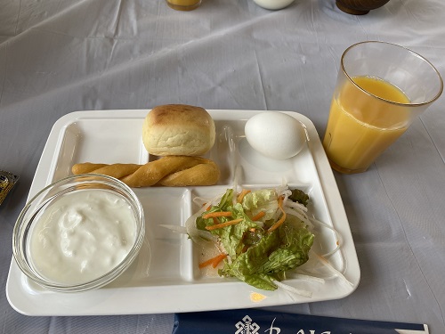 モンゴルヴィレッジの揚げパンやサラダなど朝食