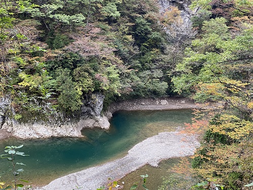 抱返り渓谷の深青緑色の水面