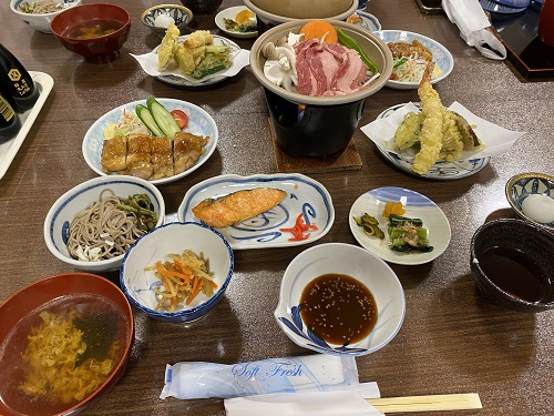 豚肉の陶板焼きや厚切りの鮭などの晩御飯