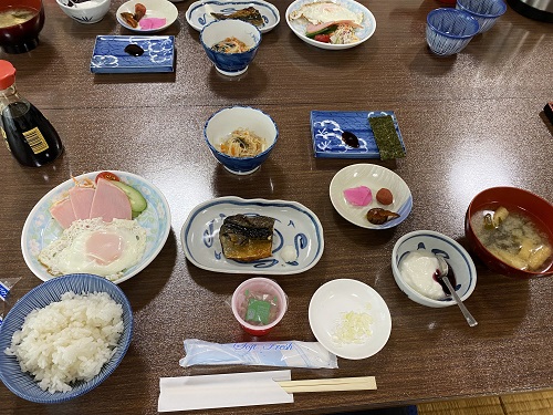 民宿みやまのハムエッグや魚の朝食