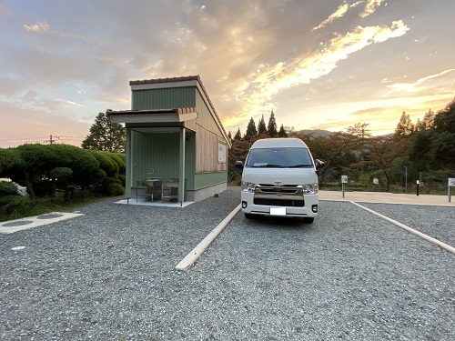 カッセルのトイレ棟とハイエース