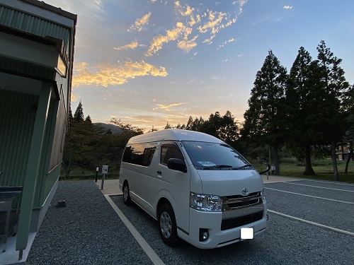 カッセルで夕焼けに映えるハイエース