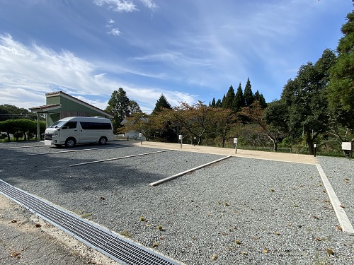 カッセルの広い駐車場全体の風景