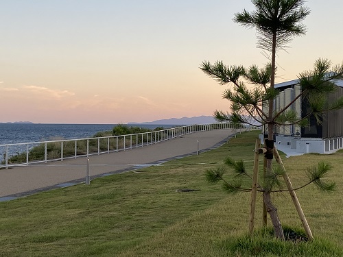 アクアイグニス淡路島の温浴棟の裏の散歩道