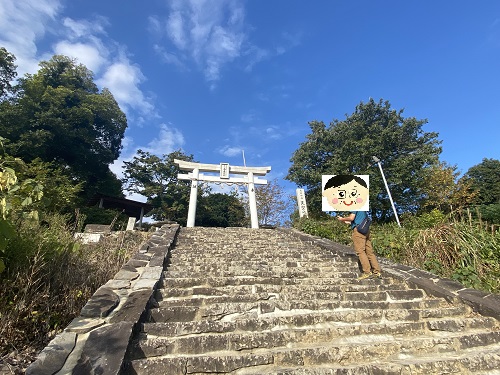 高屋神社の天空の鳥居と階段の夫さん