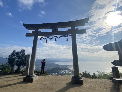 青空と天空の鳥居