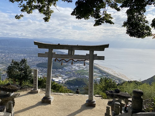 天空の鳥居から見下ろす町並みと海