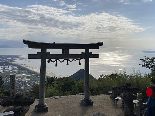 天空の鳥居から見える山と海